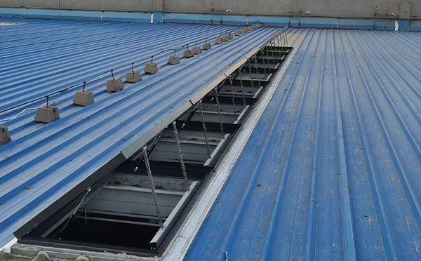 某城市大型商业综合体中庭碑林排烟窗工程