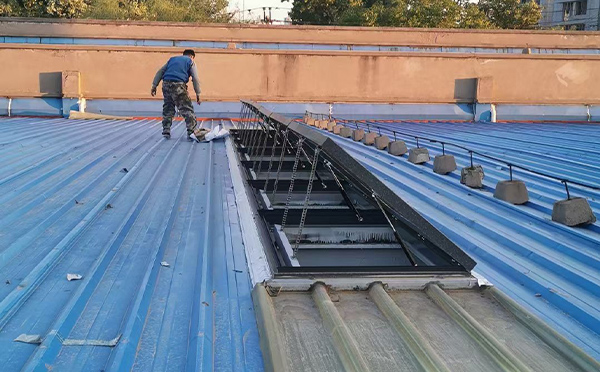 某区域性物流仓储中心碑林排烟窗系统安装项目